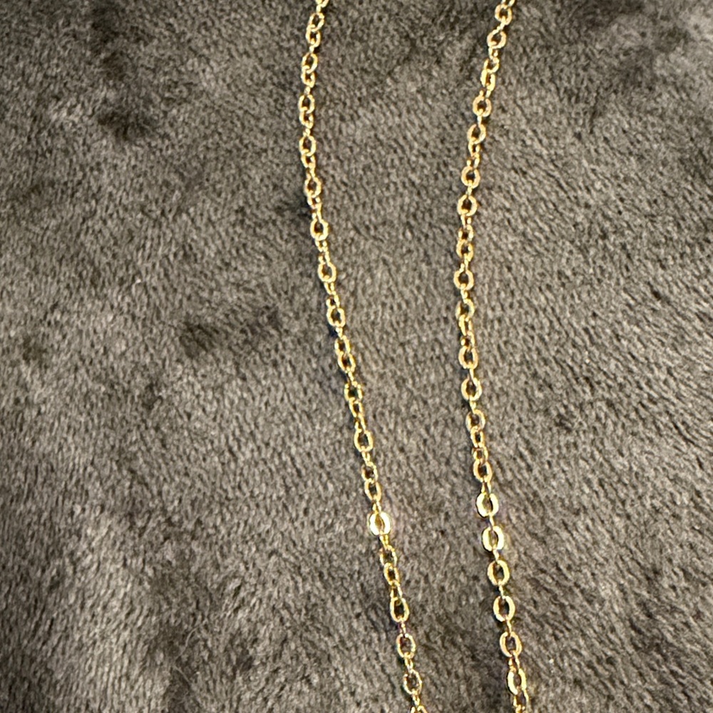 Elegant Gold 18k GP and White Mother of Pearl Clover Pendant Necklace - Picture 4 of 5